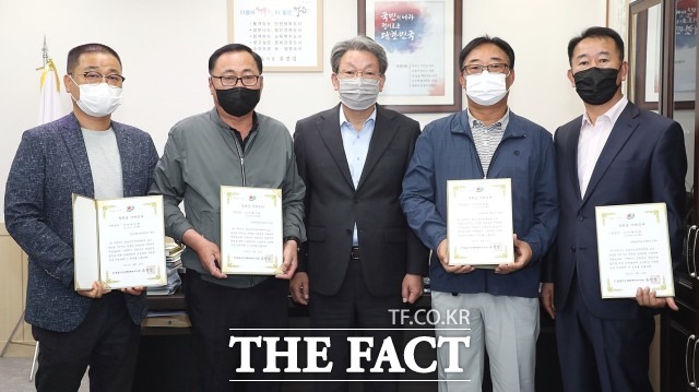 아성관광 유춘환 대표는 지역 관광버스 회사들은 지역사회에서 이윤을 창출하는 만큼 어려운 시기에 지역을 위해 기부하는 것이 당연하다며 앞으로도 지역사회에 많은 도움이 되고 싶다고 말했다. / 정읍시 제공