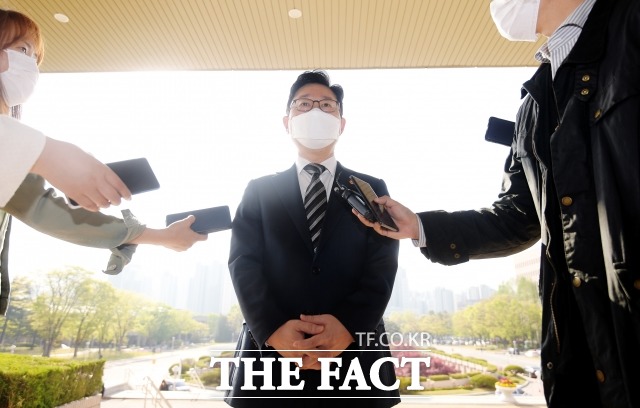 박범계 법무부 장관이 21일 오전 경기도 과천시 관문로 정부과천청사 법무부에 출근하며 취재진의 질문에 답하고 있다. /이선화 기자