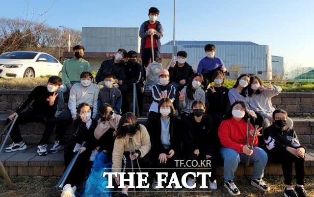 환경지킴이 동아리 ‘지구를 지켜라’가 팔마경기장 및 시민의 숲을 찾아 환경정화활동을 실시했다. /순천시 제공