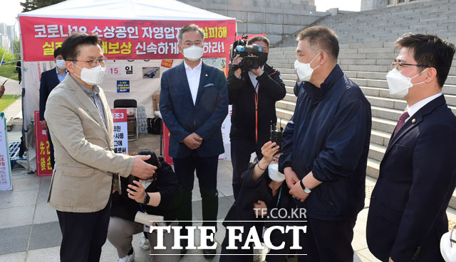 황교안 전 미래통합당 대표(왼쪽)가 26일 오후 서울 여의도 국회 본청 앞 코로나 손실보상 소급적용 촉구 소상공인 농성장을 방문해 최승재 국민의힘 의원 등을 격려하고 있다. /국회=남윤호 기자