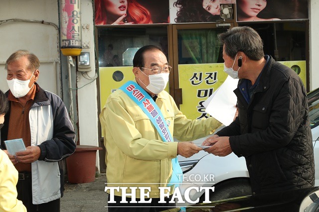 23일 정상혁(가운데) 충북 보은군수가 주민들에게 마스크를 전달하고 있다. 보은군은 전 군민에게 마스크 3장씩을 지원한다. / 보은군 제공