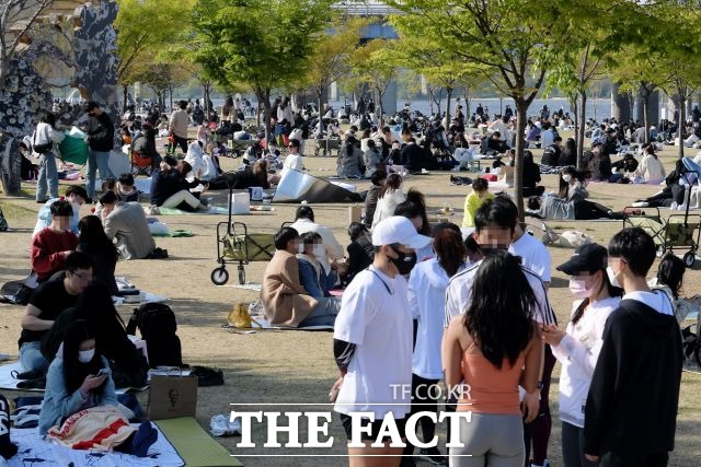 정부는 고위험군의 백신 접종이 모두 완료되면 5인 이상 사적모임, 사회적 거리두기 등이 완화될 것이라고 예고했다. 사진은 한강에 모인 시민들의 모습. /이선화 기자