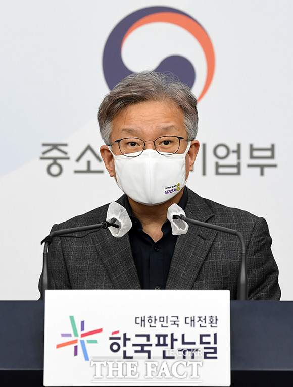 권칠승 중소벤처기업부 장관이 26일 오전 서울 종로구 정부서울청사 별관 브리핑실에서 한국 창업 생태계 변화 분석 결과를 발표하고 있다./임영무 기자