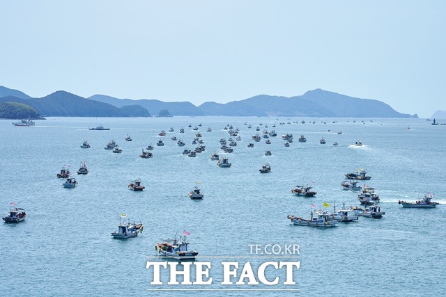 경남 통영 앞 바다에서 26일 어선 350여척이 모여 일본 후쿠시마 원전 오염수 해상방류를 규탄하는 해상시위가 벌어지고 있다./통영시 제공