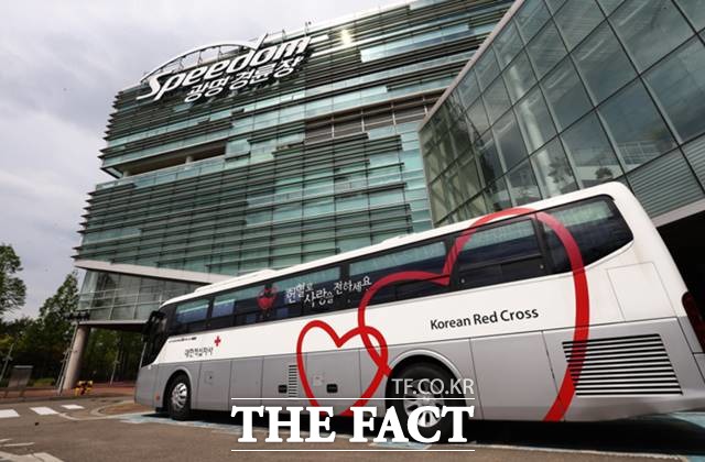 지난 23일 광명 스피돔에서 코로나19 극복을 위해 기금조성총괄본부 임직원들이 ‘사랑의 단체 헌혈’행사에 동참하고 있다./기금조성총괄본부 제공