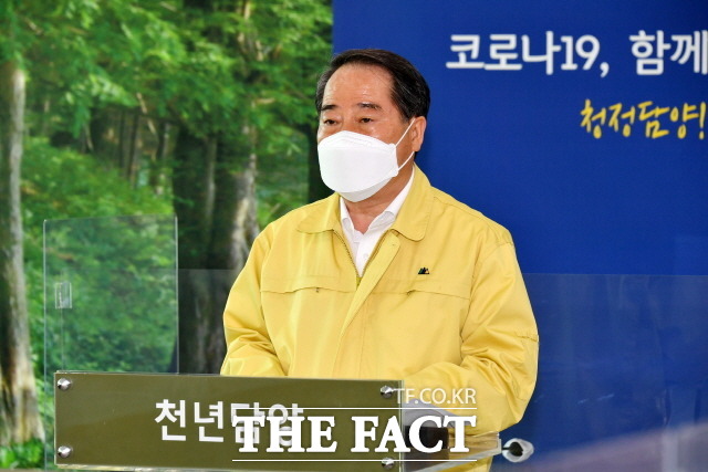 최형식 담양군수는 26일 오전 비대면 브리핑을 열어 5인 이상의 사적모임은 5월 2일까지 금지하고 오는 27일부터 사회적거리두기 1.5단계로 하향한다고 밝혔다./담양군 제공