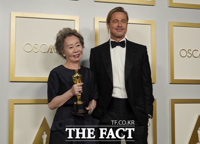 윤여정(왼쪽)은 시상식 후 미나리의 제작자 브래드 피트와 기념 촬영을 진행하기도 했다. /로스앤젤레스=AP.뉴시스