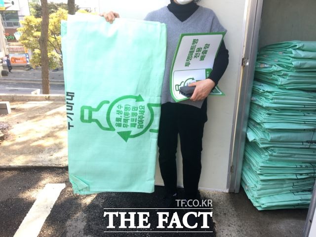 여수시가 공동주택 내 투명페트병인 생수와 음료병을 분리 배출 의무화를 적극 홍보하는 등 자원순환 도시 조성에 박차를 가하고 있다. /여수시 제공