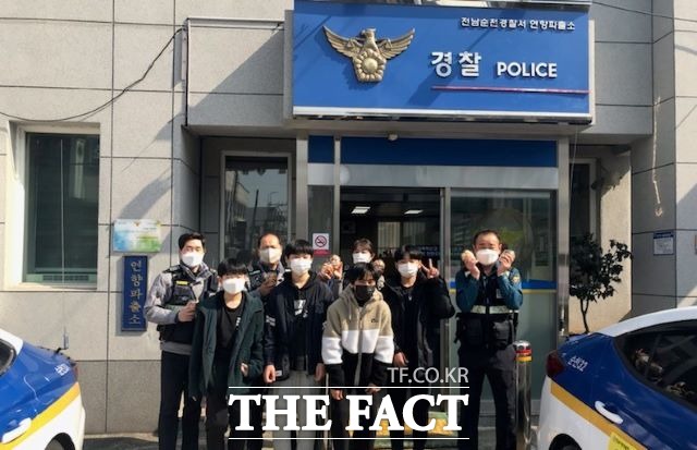 나눔 동아리 베이킹프렌즈는 직접 연향파출소를 방문, 자신들이 만든 쿠키와 빵 등을 전달하는 봉사활동을 펼쳤다. /순천시 제공