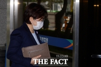  '묵묵부답' 법원 들어서는 김정재 의원 [TF사진관]