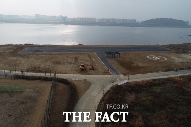 한강대덕생태공원의 대덕드론비행장은 2400㎡ 활주로의 아스콘포장 등 1차 공사가 지난해 12월 완료됐다.현재는 울타리 설치 등 마무리 공사가 진행 중이며 9월 개장 예정이다./고양시 제공