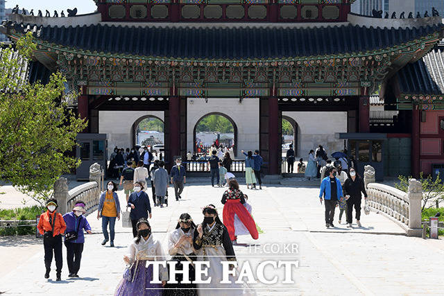 28일은 아침부터 전국이 대체로 흐린 가운데 미세먼지가 나븜수준을 보이겠다.휴일인 지난 25일 서울 종로구 경복궁을 찾은 시민들이 봄의 여유를 만끽하고 있다./남용희 기자