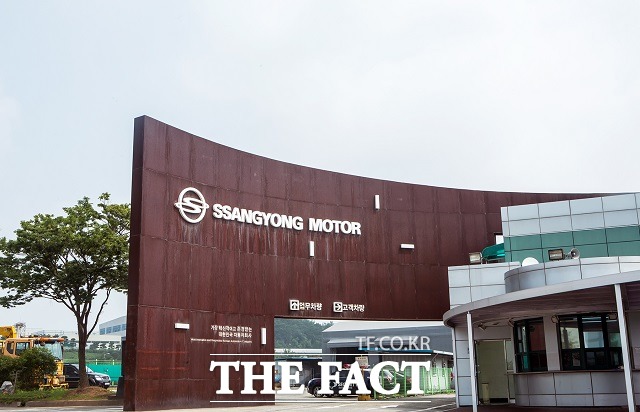 쌍용자동차가 기업회생절차 및 M&A의 효율적 추진 등을 위해 전체 조직 수의 23%를 줄이고 상근 임원 수를 28% 감축했다. /더팩트 DB