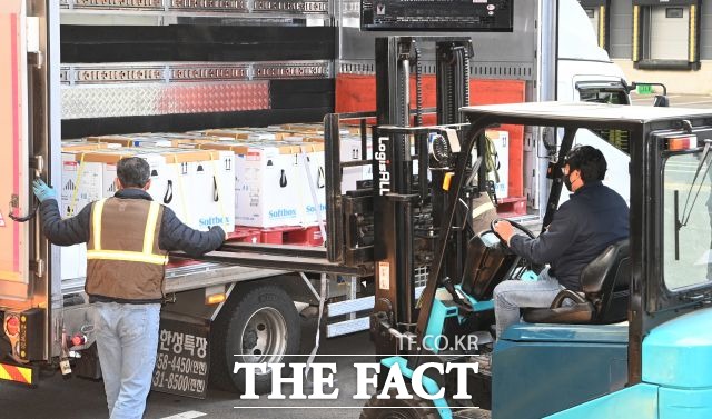 서울시는 자가검사키트 시범사업지로 물류센터와 콜센터를 선정했다. /이선화 기자