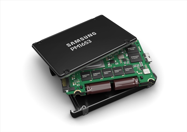 삼성전자가 업계 최고 성능의 엔터프라이즈 서버용 SSD PM1653을 출시했다. /삼성전자 제공