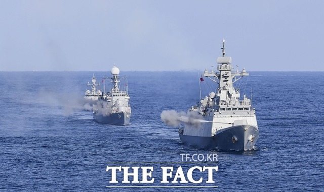 평택 해군 2함대사령부에 정박한 또 다른 함정에서 승조원 1명이 신종 코로나바이러스 감염증에 확진됐다. /해군 페이스북