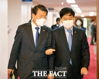  대화 나누는 은성수-구윤철 [포토]