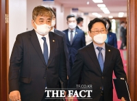  국무회의 참석하는 박범계-한상혁 [포토]