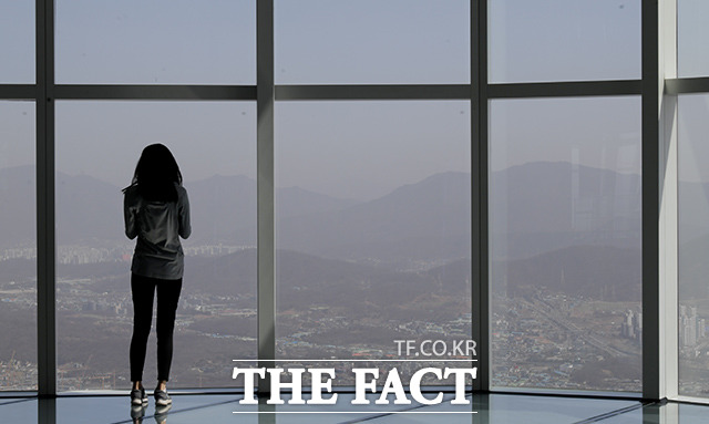 전국이 중국발 황사의 영향권에 접어든 지난달 16일 오후 서울 송파구에서 바라본 도심이 뿌연 모습을 보이고 있다. /이선화 기자