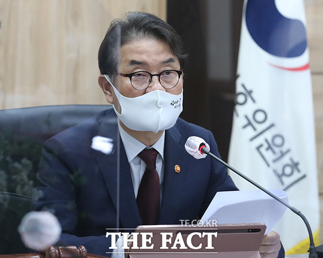 윤종인 개인정보보호위원회 위원장이 28일 오전 서울 종로구 정부서울청사에서 열린 제7회 개인정보 보호위원회 회의에서 인사말을 하고 있다./임영무 기자