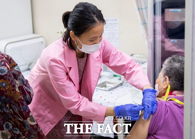 울릉군은 28일 예방접종센터를 개소하고 75세 이상 어르신과 노인주거복지시설 입소자, 종사자를 대상으로 화이자 코로나 19 백신 접종을 시작했다고 밝혔다. /울릉군 제공