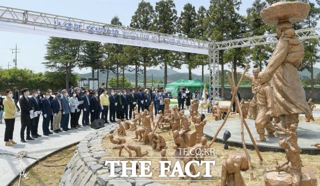 순천시 해룡면 신성리 옛 충무초등학교를 개조한 정유재란 역사공원 평화광장에 세워진 정유재란 민초들의 활약상과 아픔을 재현한 군상을 평화공원 개장식에 참석자들이 둘러보고 있다. /순천시 제공