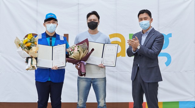쿠팡은 전날(27일) 시상식을 열고 화재 진화를 도운 쿠팡친구 최보석 씨와 새벽배송 중 위험에 빠진 여성을 구한 플렉서 김학렬 씨에 표창장을 수여했다고 밝혔다. /쿠팡 제공