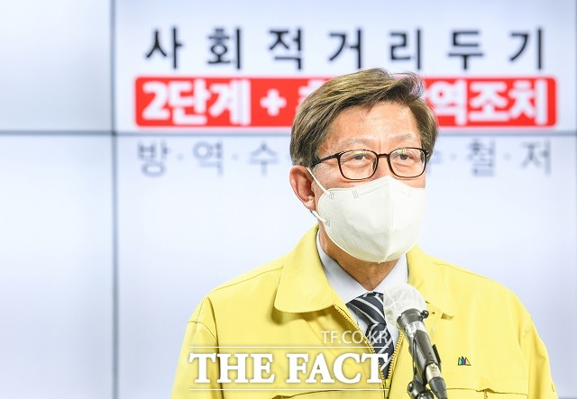 박형준 부산시장이 29일 오후 5시경 연제구 보건소에서 아스트라제네카(AZ) 백신 접종을 받는다. /부산시 제공