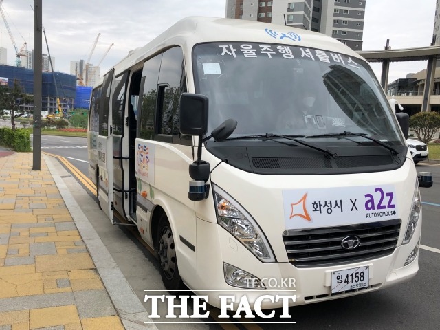 경기 화성시는 오는 6월 2일까지 시민들을 대상으로 자율주행버스를 시범 운행하고 있다. 사진은 자율주행버스가 버스정류장에 도착한 모습. /최승현 인턴기자