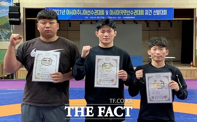 백석대 레슬링팀 대회 수상자들이 국가대표 선발 후 기념 촬영을 하고있다.(왼쪽부터 이정호, 양성철, 이효빈 선수)/ 백석대 제공