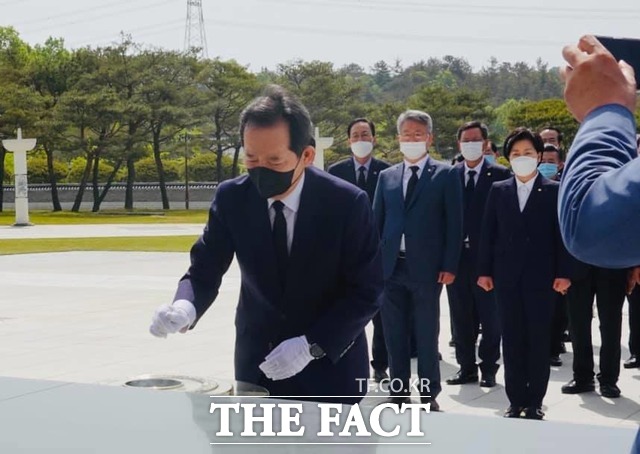 정세균전 국무총리는 28일 국립 5·18 민주묘지 참배 후 호남은 민주당이 조금이라도 오만함을 보일 때면 무서울 만큼 매섭게 심판해왔다. 그 깨어 있는 시민의식이 쌓여 민주당의 정신이 됐다. 그런 점에서 광주와 호남은 민주당의 텃밭이 아니라 올바른 민주당을 만드는 존립 가치라고 밝혔다. /정세균 전 총리 SNS 갈무리