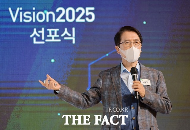 신창재 교보생명 회장이 28일 서울 광화문 교보생명 본사에서 열린 비전(Vision)2025 선포식에서 2025년까지 보험, 그 이상의 가치를 전하는 문화·금융 선도 기업이 되겠다는 새로운 비전을 밝혔다. /교보생명 제공