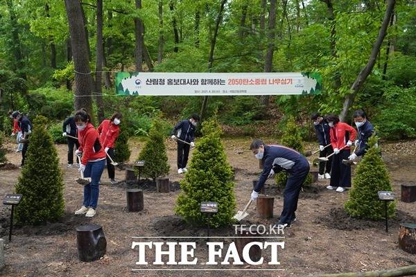 최병암 산림청장(앞줄 오른쪽 첫번째)이 28일 연예인 홍보대사들과 나무심기를 하고 있다. / 산림청 제공
