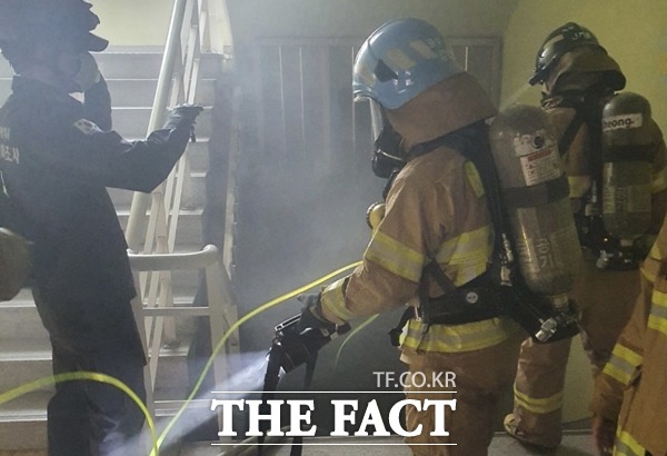 28일 오후 2시 41분쯤 대구시 중구에 위치한 경북여자고등학교 지하실에서 연기가 난다는 신고가 접수돼 소방당국이 출동해 화재를 진압하고 있다./대구중부소방서 제공