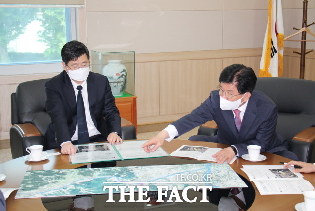 강인규 나주시장은 27일 박성진 익산지방국토관리청장과 만나 남평 강변도로 제방도로 확·포장 및 치수 시설 설치를 위한 지석천 제방 하천 점용허가 승인을 요청하고 있다./나주시 제공