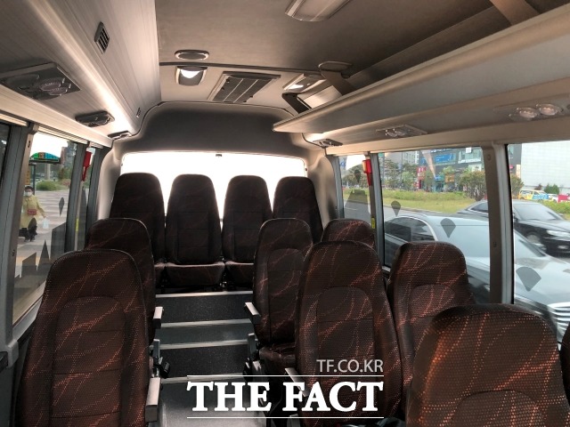 화성시가 시범 운행한 자율주행버스는 미니버스를 개조한 차량으로 총 15인승 규모다. 자율주행버스 내부에는 운행을 돕는 모니터와 카메라 등이 달려있다. /최승현 인턴기자