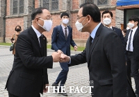  명동성당서 조우한 홍남기-주호영 [포토]