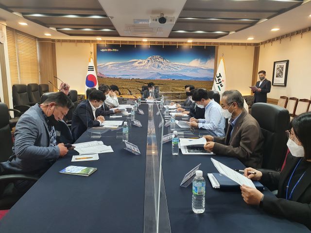 제주도 사회협약위원회는 29일 첨예한 갈등이 빚어지고 있는 ‘제주 제2공항 개발사업(국책사업)’에 대한 국토교통부의 입장을 먼저 확인할 필요가 있다고 보고 이를 위한 절차를 진행키로 했다. / 제주도 제공