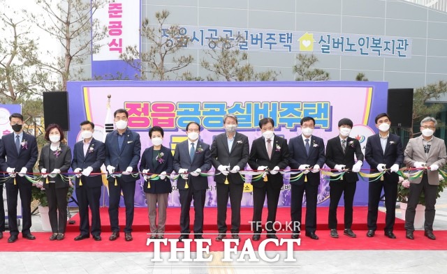 유진섭 시장은 공공실버주택은 고령사회 저소득 어르신들에게 쾌적한 주거환경과 다양한 복지서비스를 제공할 것이라며 앞으로도 어르신들의 복합적인 필요를 충족할 수 있는 맞춤형 복지 실현을 위해 최선을 다 하겠다고 말했다. 사진은 공공실버주택 준공식 장면이다. / 정읍시 제공