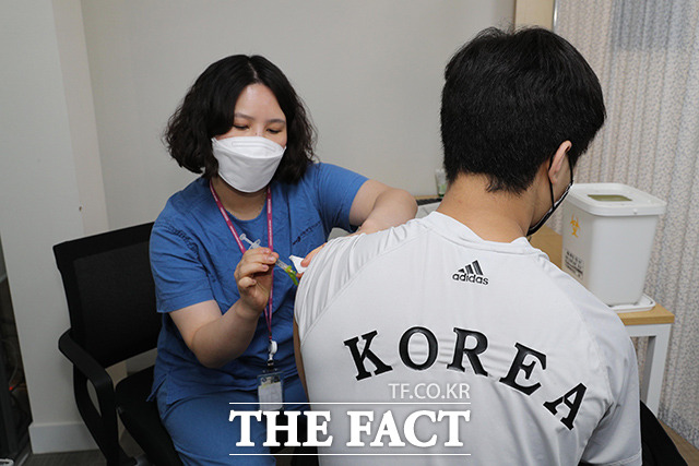 2020도쿄올림픽에 출전하는 유도 안바울 선수(오른쪽)가 29일 오후 서울 중구 국립중앙의료원에 마련된 예방접종센터에서 화이자 백신을 접종하고 있다. /사진공동취재단