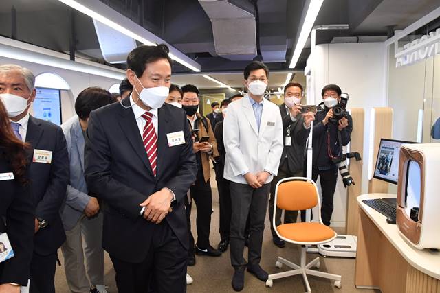 오세훈 시장이 서울관광플라자 시설 투어 중 메디컬코리아 홍보관을 방문했다. /서울시 제공