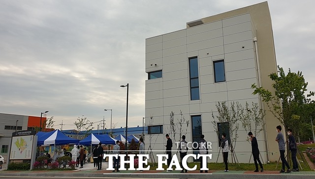 지난 27일 천안시 성남면 5산업단지내 근로자들이 코로나19 검사를 받기 위해 대기하고 있다. / 천안=김아영 기자