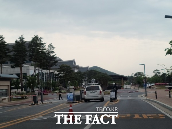 29일 오전 9시경 대한민국 경찰, 행정 등 공권력이 경북도청 서문 출입 게이트를 떡하니 막아선 민노총 선전차량을 결국 다른 곳으로 이동시키지 못했다./안동=오주섭기자