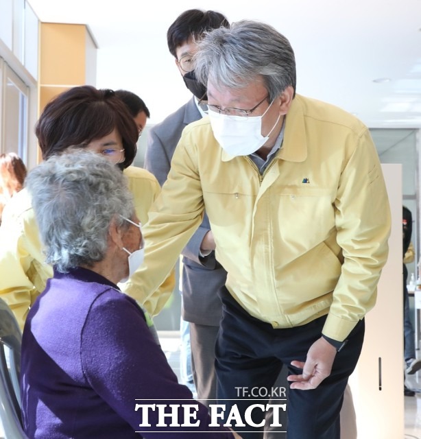 유진섭 시장은 “시민들이 불편함 없이 안전하고 신속하게 백신을 접종받을 수 있도록 세심하게 점검하고 있다”면서 “집단 면역이 형성돼 하루빨리 일상을 되찾을 수 있도록 최선을 다 하겠다”고 말했다. / 정읍시 제공