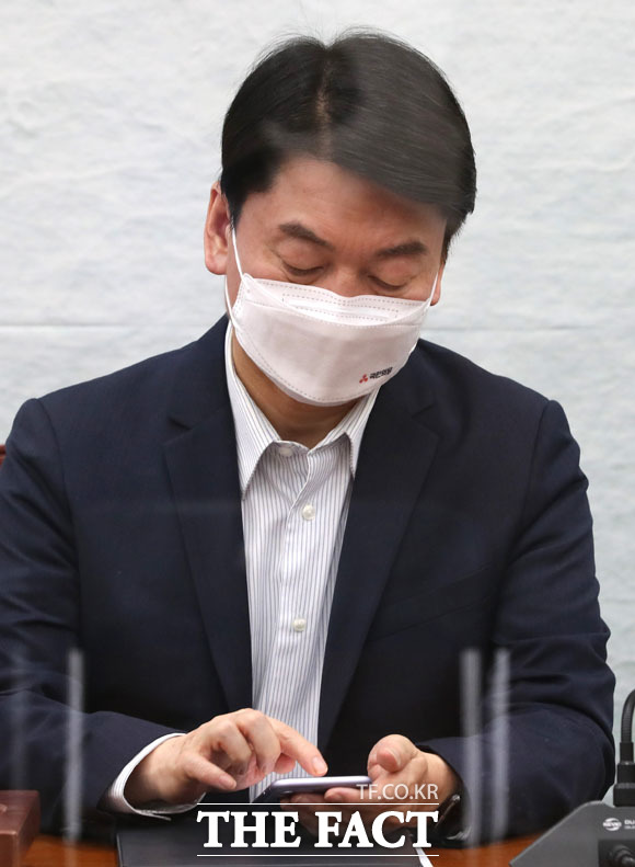 안철수 국민의당 대표가 29일 오전 서울 여의도 국회에서 열린 최고위원회의에서 휴대전화를 보고 있다. /국회=남윤호 기자