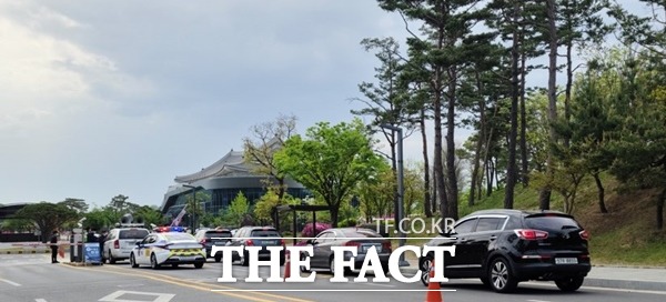 29일 오전 9시경 민주노총 선전용 차량이 경북도청 서문 출입문을 막아서면서 도청안으로 들어가기 위해 차들이 줄줄이 서있다./안동=오주섭기자