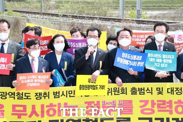 청주시 도심 통과 충청권 광역철도를 쟁취하기 위한 범시민 비상대책위원회의 출범식이 29일 오전 충북선 철도 정하건널목에서 열린 가운데 이시종 충북지사가 발언을 하고 있다. / 충북도 제공