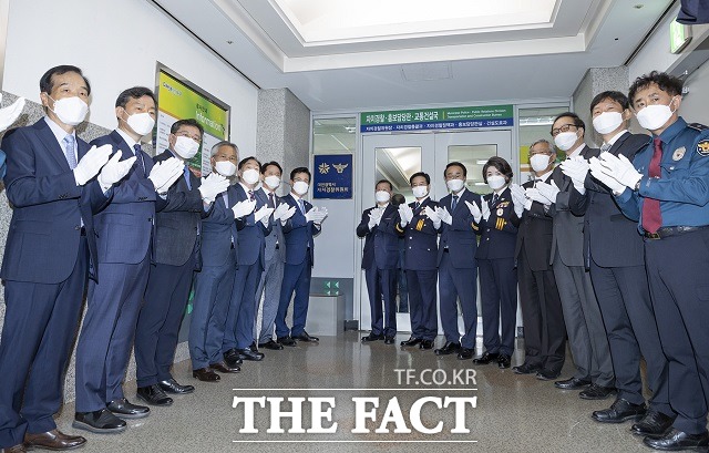 지역형 맞춤 치안서비스를 제공할 대전 자치경찰이 29일 출범식을 열고 시범 운영에 나선다. 대전 자치경찰위원회 출범식 참석자들이 기념 촬영을 하고 있다. / 대전시 제공