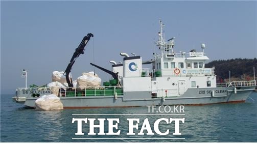 인천시는 그간 접근하기 어려웠던 무인도 해양쓰레기 수거・처리의 일환으로 19일부터 22일까지 나흘간 옹진군 상공경도 해안에서 해양쓰레기 수거 작업을 실시했다고 29일 밝혔다./인천시 제공