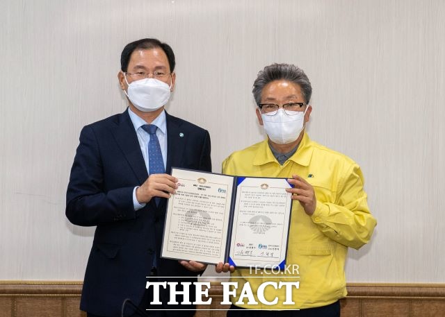 울릉군과 한국수산자원공단은 지난 28일 국내 동해권역의 수산자원조성과 관리 강화를 위한 상호 업무협약을 체결했다고 밝혔다. /울릉군 제공